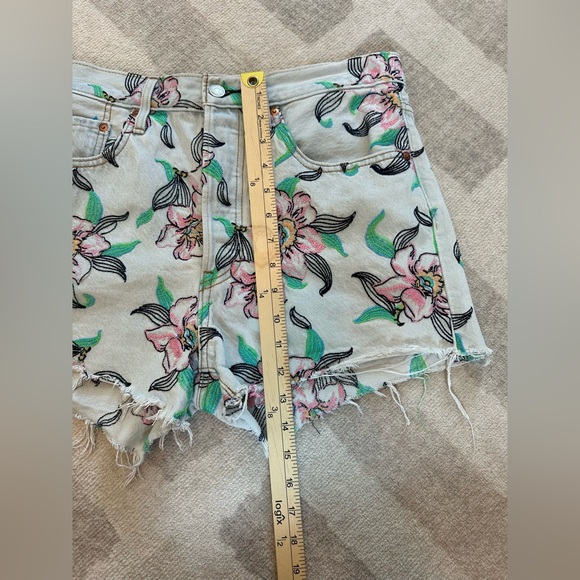 Levi’s Women’s 501 Hella Bloom Floral Embroidered High Rise Shorts (Size 30) - Picture 10 of 10